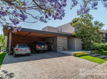 Casa · 640m² · 4 Recámaras · 3 Estacionamientos · Casa en Venta en El Campanario