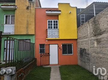 Casa · 81m² · 2 Recámaras · 1 Estacionamiento · Casa en Venta en Privadas del Sol con Cocina Equipada y Patio de Servicio