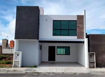Casa · 166m² · 4 Recámaras · 2 Estacionamientos · Casa en Venta en San Juan del Rio, Queretaro