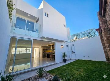 Casa de 4 habitaciones, San Andrés Cholula · Casa en Venta Moderna en Morillotla con Amplio Jardín y Roof Garden
