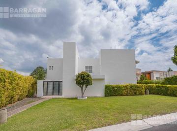 Casa · 878m² · 6 Recámaras · 4 Estacionamientos · Casa en Venta en El Campanario, Precio de Oportunidad