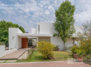 Casa · 815m² · 3 Recámaras · 3 Estacionamientos · Casa en Venta en El Campanario