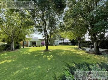 Casa · 600m² · 3 Recámaras · 3 Estacionamientos · Casa en Venta en El Campanario