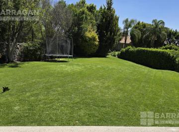 Casa · 500m² · 3 Recámaras · 3 Estacionamientos · Casa en Venta en El Campanario, Amplio Jardín