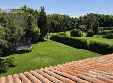 Casa · 500m² · 3 Recámaras · 3 Estacionamientos · Casa en Venta en El Campanario, Amplio Jardín
