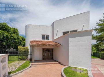 Casa · 500m² · 3 Recámaras · 3 Estacionamientos · Casa en Venta en El Campanario, Amplio Jardín