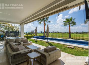 Casa · 792m² · 3 Recámaras · 3 Estacionamientos · Casa en Venta El Campanario con Vista a Campo de Golf