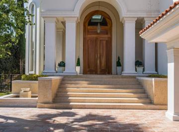Casa · 792m² · 3 Recámaras · 3 Estacionamientos · Casa en Venta El Campanario con Vista a Campo de Golf