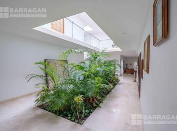 Casa · 750m² · 5 Recámaras · 4 Estacionamientos · Casa en Venta en El Campanario, con 5 Amplias Recámaras y Sótano
