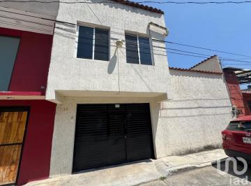 Casa · 270m² · 5 Recámaras · Venta de Casa Cerrada Jovel 16 Fetse 2000