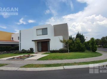 Casa · 480m² · 3 Recámaras · 3 Estacionamientos · Casa en Renta en El Campanario