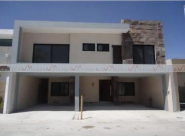 Casa · 322m² · 3 Recámaras · 2 Estacionamientos · Casa en Venta en Arteaga Centro