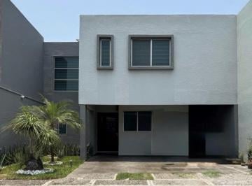 Casa · 191m² · 4 Recámaras · 2 Estacionamientos · Casa en Venta en Lomas del Sol