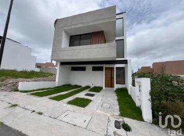 Casa · 220m² · 4 Recámaras · 2 Estacionamientos · Casa en Venta en Zibata Queretaro
