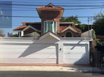 Casa · 330m² · 4 Recámaras · 3 Estacionamientos · Casa de 1 Piso en Venta en Colonia del Valle, San Pedro