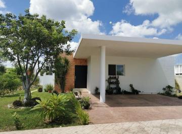 Casa en condominio · 210m² · 3 Recámaras · 2 Estacionamientos · Casa de Una Planta Dentro de Privada en en Venta Al Norte de Mérida