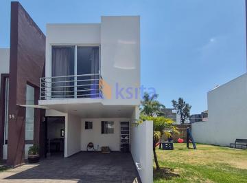 Casa · 194m² · 3 Estacionamientos · Casa en Venta en Santiago Momoxpan, Puebla