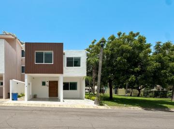 Casa · 202m² · 3 Recámaras · 2 Estacionamientos · Casa con Alberca y Paneles en Renta
