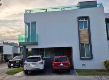 Casa · 239m² · 3 Recámaras · 5 Estacionamientos · Casa en Venta en Solares Residencial