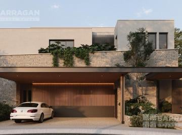 Casa · 456m² · 4 Recámaras · 3 Estacionamientos · Casa en Venta en Altozano en Condominio Río