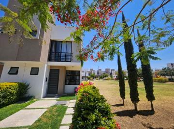 Casa de 3 habitaciones, León · Casa en Venta en Jardines de Versalles, a un Lado de Área Verde.