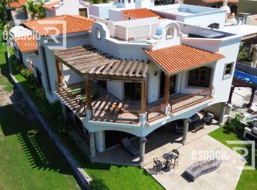 Casa · 448m² · 3 Recámaras · 2 Estacionamientos · Casa en Venta en Estrella de Mar Mazatlan a Pie de Playa Enseguida de Campo de Golf