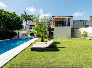 Casa · 405m² · 5 Recámaras · 2 Estacionamientos · Casa en Venta con Alberca, Jardin y 5 Recamaras en Campestre