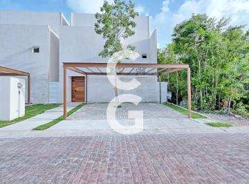 Casa · 276m² · 4 Recámaras · 2 Estacionamientos · Casa en Venta y Renta en Cancún en Residencial Vía Cumbres con Alberca y Jardín