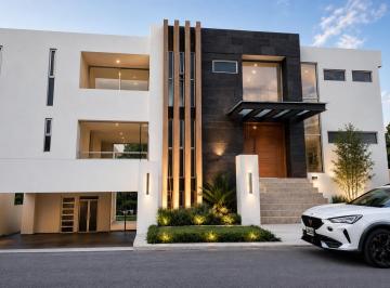 Entrada principal · Casa Lúmina en Venta | Residencia de Lujo con Elevador, Jardín y Salón D