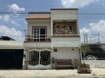 Casa · 210m² · 6 Recámaras · 1 Estacionamiento · Casa en Venta en Bosques de La Presa en Zona Norte en Leon, Guanajuato