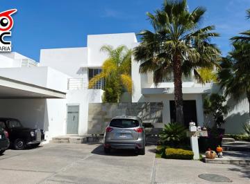 Casa en condominio · 600m² · 4 Recámaras · 7 Estacionamientos · Casa en Privada con Jacuzzi en Renta con 4 Hab y Baño en Juriquilla Qro