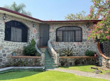 Casa · 200m² · 4 Recámaras · 4 Estacionamientos · Renta de Casa con Alberca en Fraccionamiento, Centro de Jiutepec.