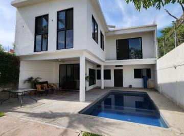 Casa · 175m² · 3 Recámaras · 3 Estacionamientos · Venta de Casa Sola con Alberca, Centro de Chiconcuac, Mor.