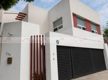 Casa · 271m² · 3 Recámaras · 2 Estacionamientos · Casa en Venta en Santa Catarina Centro