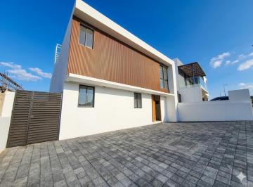 Casa · 328m² · 4 Recámaras · 4 Estacionamientos · Casa en Lomas de Juriquilla