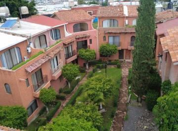 Casa de 3 habitaciones, León · Casa Para Inversió en El Pueblito, 3 Niveles, Frente a La Salle Universidad Dentro de Privada