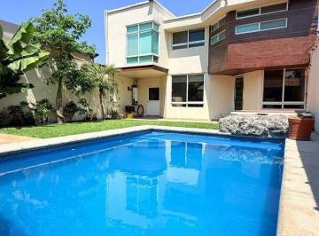 Casa · 350m² · 4 Recámaras · 3 Estacionamientos · Venta de Casa con Alberca en Fracc. Las Fincas