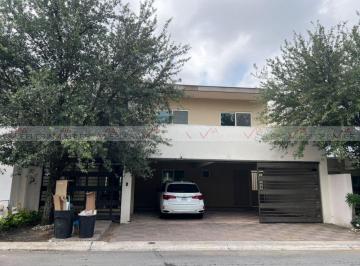 Casa · 333m² · 3 Recámaras · 3 Estacionamientos · Casa en Renta en Monterrey