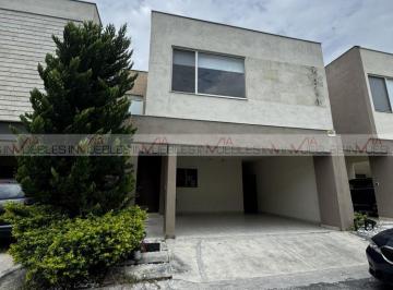 Casa · 154m² · 3 Recámaras · 2 Estacionamientos · Casa en Renta en Monterrey