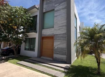 Casa de 4 habitaciones, Zapopan · Casa en Venta en Capital Norte - Coto Manzanos 86