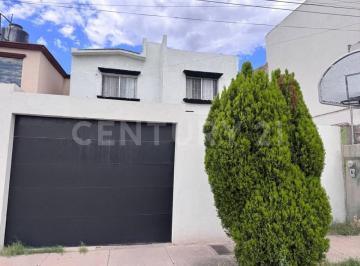Casa · 121m² · 3 Recámaras · 1 Estacionamiento · Casa en Venta Fracc. Paseos de Chihuahua