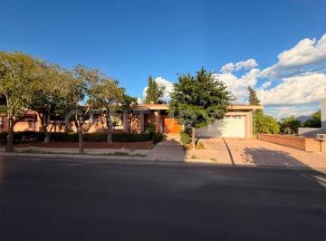 Casa · 646m² · 4 Recámaras · 1 Estacionamiento · Casa en Venta en Fracc. Club Campestre, Chihuahua