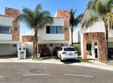 f0a8b5b3ad5f048f60edc511ee962527f09299492bbb9032a113e7f841d1344b · Casa en Renta en Juriquilla Santa Fe, Condominio Las Lunas, Amueblada