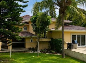 Casa · 1020m² · 4 Recámaras · 6 Estacionamientos · Casa en Venta Fraccionamiento La Concepción