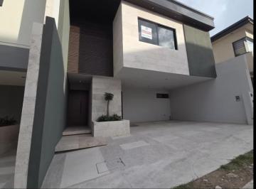 Casa · 298m² · 4 Recámaras · 2 Estacionamientos · Casa en Venta