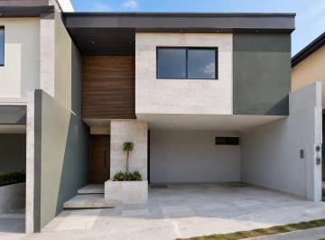 Casa · 298m² · 4 Recámaras · 2 Estacionamientos · Casa en Venta