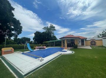 3f42b9311efef8ae509c23821dd51b1f1cd7e71f51d113ba87f495daf9d0a873 · Casa de Inspiración Californiana con Jardín y Paso Al Fairway / Lomas de Cocoyoc