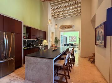 Casa · 462m² · 2 Recámaras · 1 Estacionamiento · Venta Espectacular Casa Colonial Esquina 2 Recamaras Patio y Alberca Barrio Santiago Centro Merida