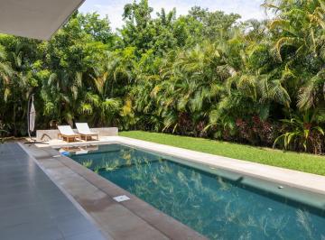 Casa · 521m² · 4 Recámaras · 4 Estacionamientos · Venta Espectacular Casa de 4 Recamaras Amplio Jardin Alberca y Paneles Solares Temozon Norte
