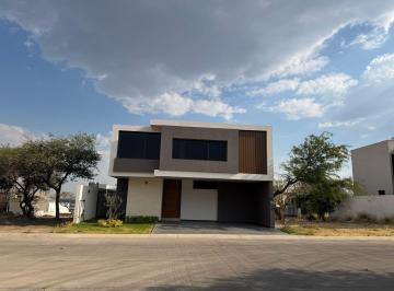 Casa · 255m² · 3 Estacionamientos · Espectacular Casa en Lomas del Molino